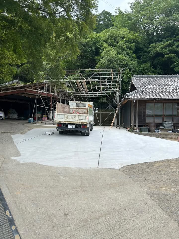 完成した土間コンクリートの駐車場（全景）