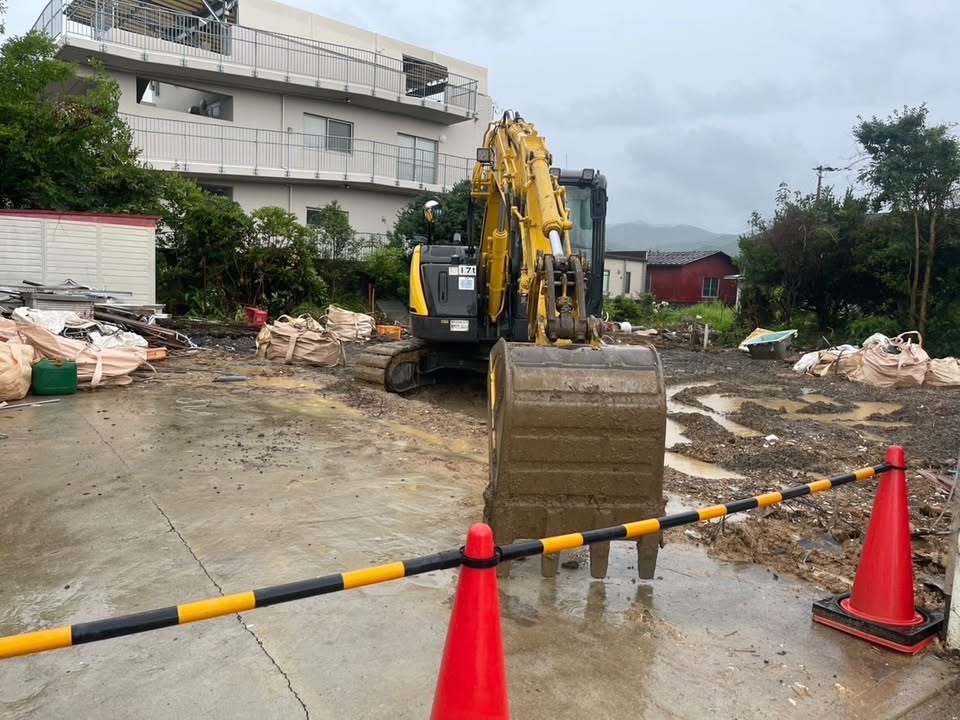 重機による取り壊し作業