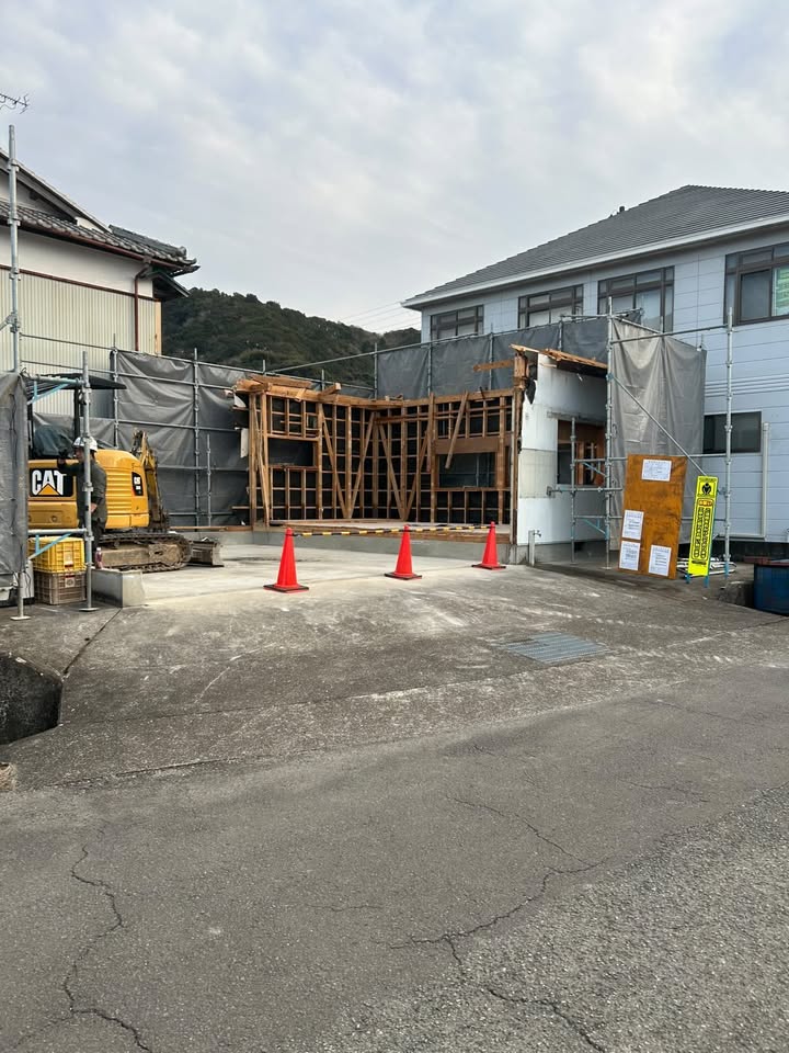 足場・養生を設置し重機で解体