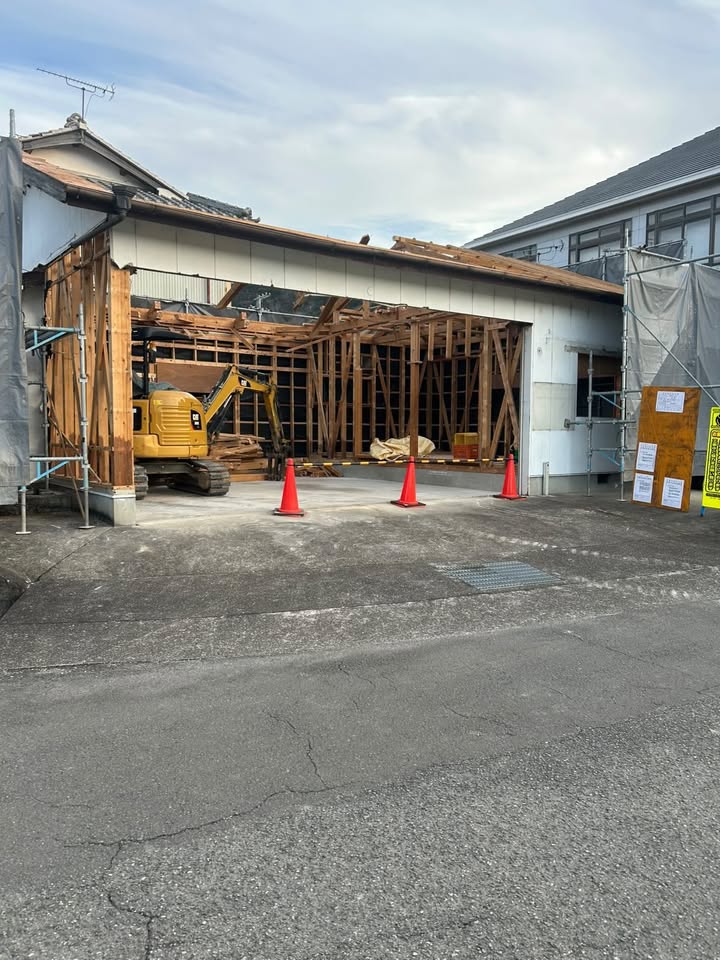 建物の骨組みを重機で解体