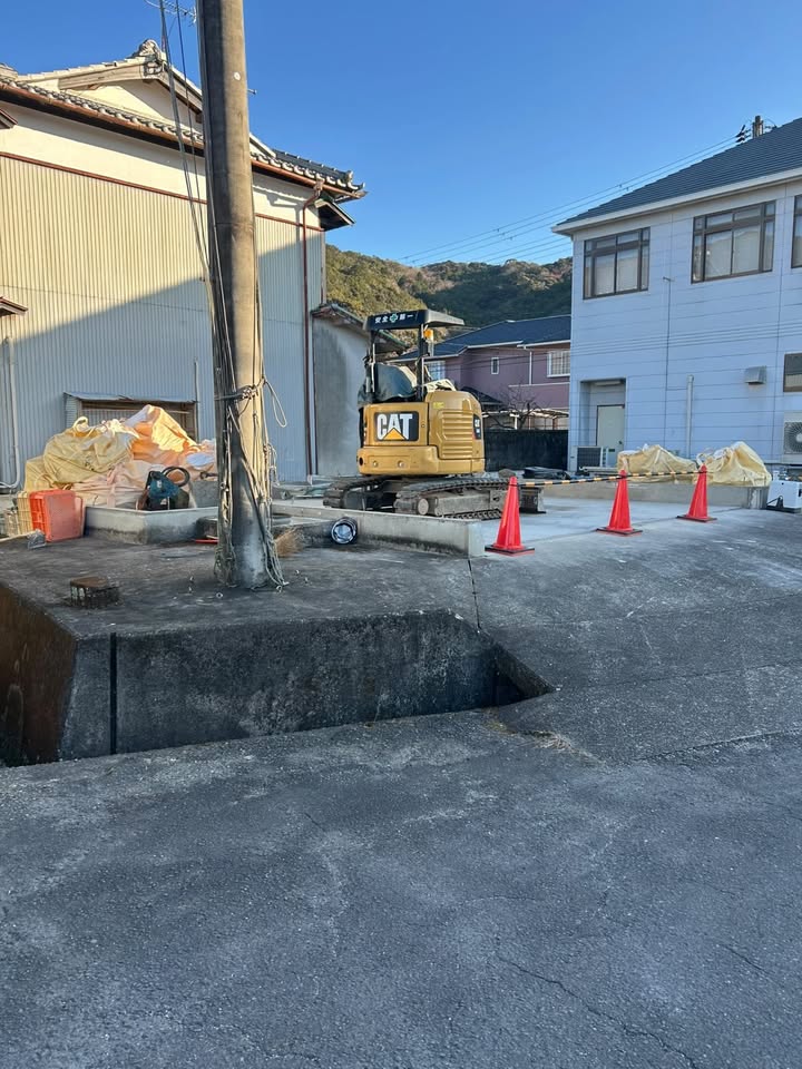 重機で廃材を撤去し整地